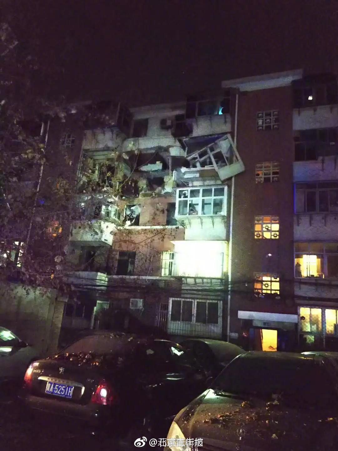 沪指突破37—00点续创近四年高位，半导体、地产走强，恒指再创年内高位，腾讯股价冲击600港元，国债、商品齐跌