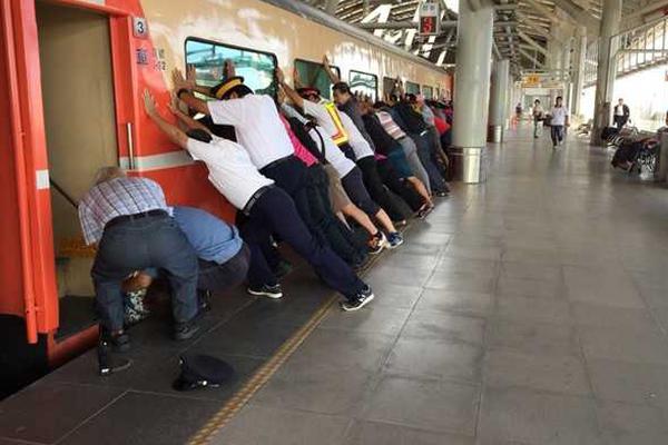 美<国>保守派活动家查理·柯克遭枪击身亡 一名嫌疑人经审讯后被释放