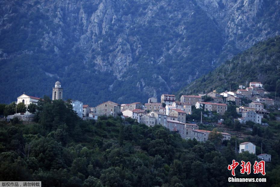 a股放.量下?跌失守3900点，创业板重挫逾4%，机构：短期或聚焦防御板块 | 华宝3a日报（2025.11.21）